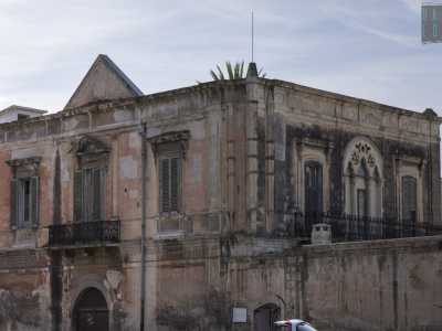 Di pianta rettangolare, ricorda molto i caratteristici palazzotti del murattiano, scandita com�� orizzontalmente da cornici marcapiano, da portali ad arco e da finestre timpanate. Qui sono presenti per� anche elementi di gusto neogotico, quali i costoloni su peducci posti agli spigoli e le finestre trilobate, in particolare quella sul lato destro, appena visibile dalla strada